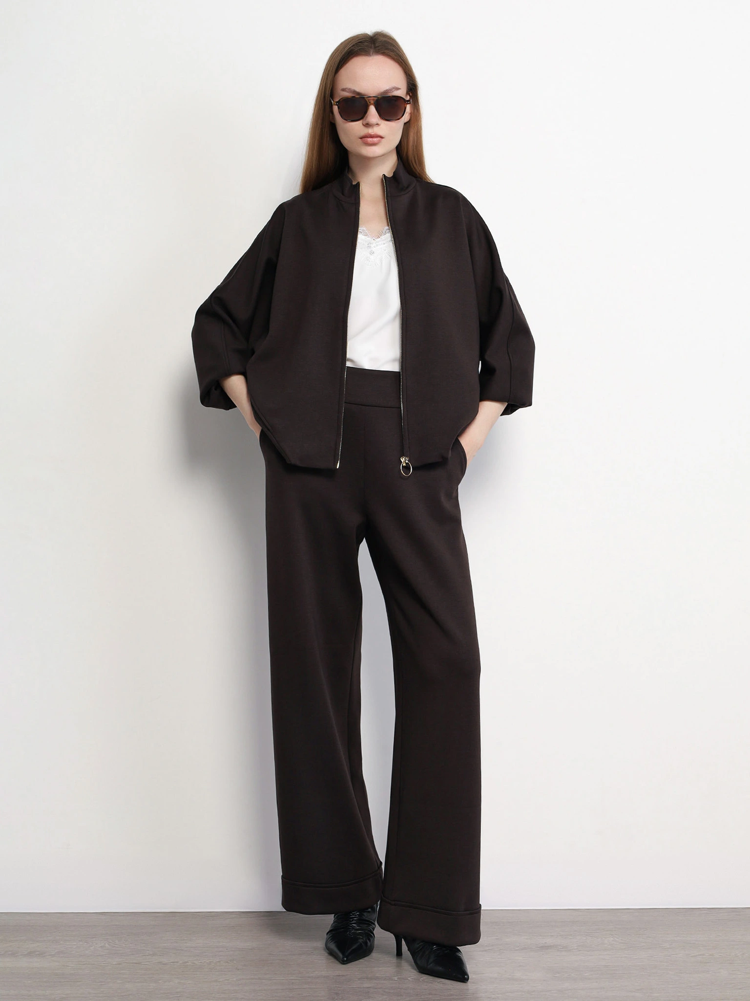 Куртка трикотажная темно-коричневого цвета